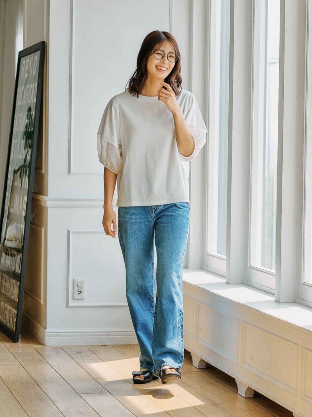 ホワイト系のTシャツ/カットソーを着用したレディースの夏コーディネートの3枚目の写真