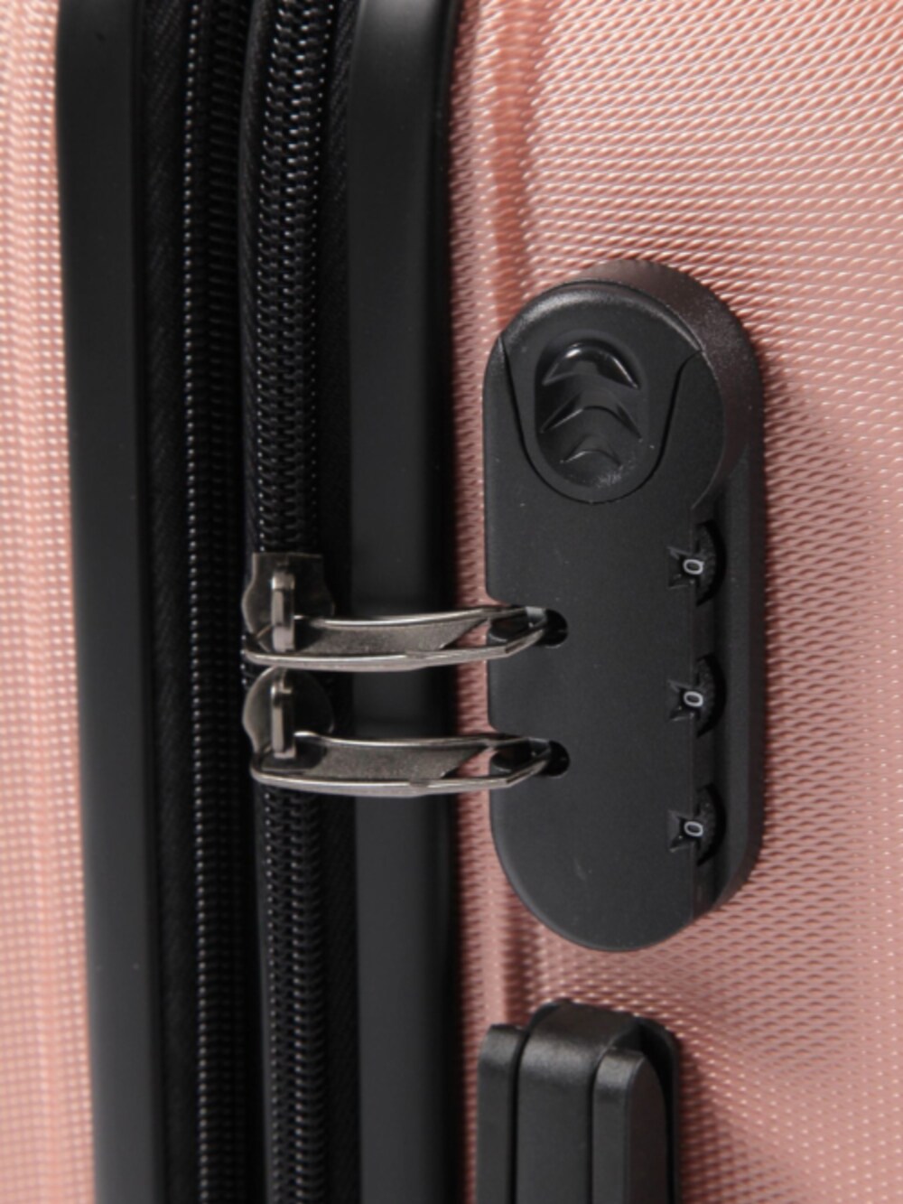 ピンク系のスーツケース/キャリーバッグを着用したレディースの秋コーディネートの4枚目の写真