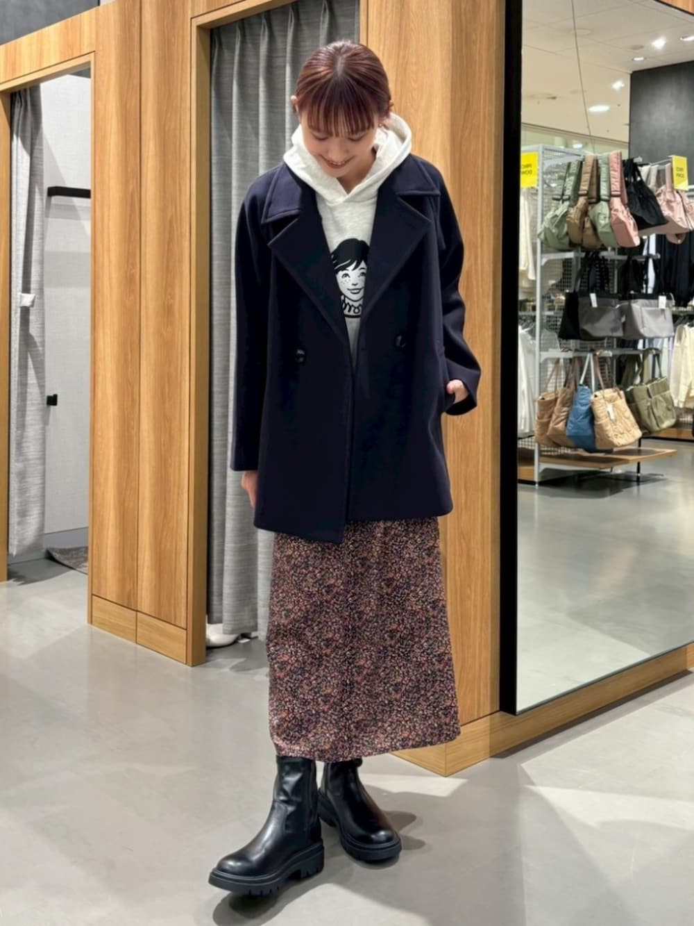 ブルー系のその他アウターを着用したレディースの冬コーディネートの2枚目の写真