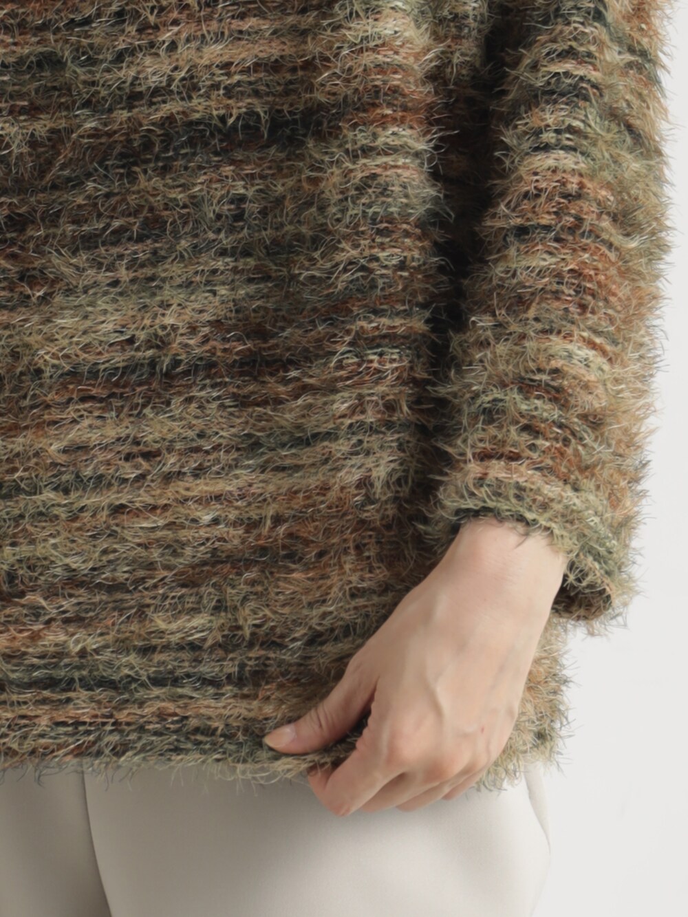 ブラック系のショルダーバッグ、ベージュ系のその他パンツ、グリーン系のその他トップスを着用したレディースの冬コーディネートの4枚目の写真