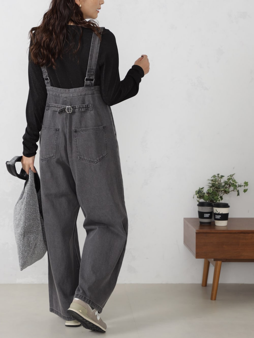 グレー系のサロペット/オーバーオール、ブラウン系のハットを着用したレディースの秋コーディネートの5枚目の写真