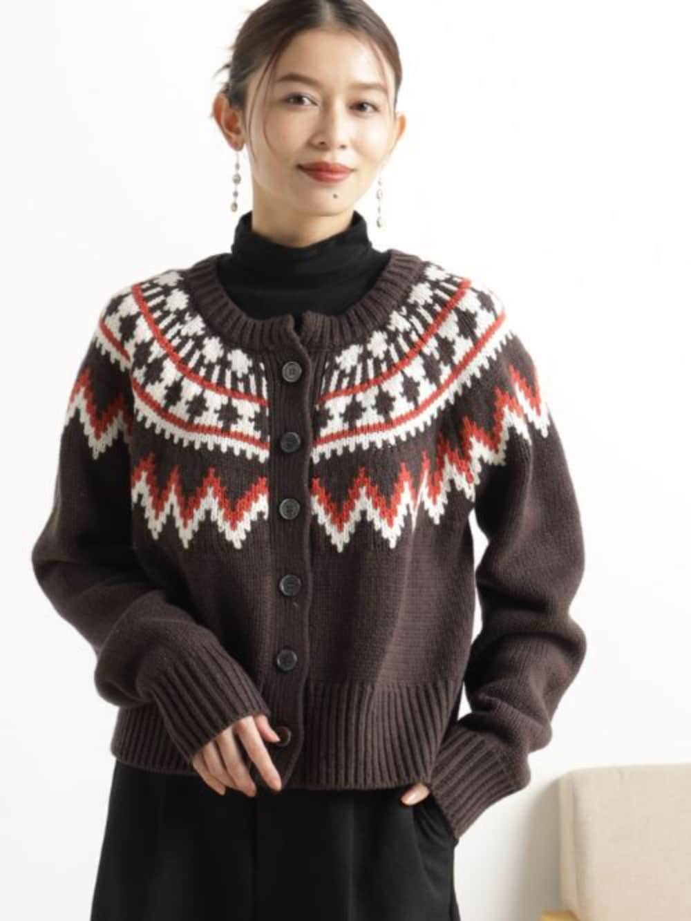 ブラック系のその他パンツ、ピンク系のショルダーバッグ、ブラウン系のニット/セーターを着用したレディースの冬コーディネートの2枚目の写真