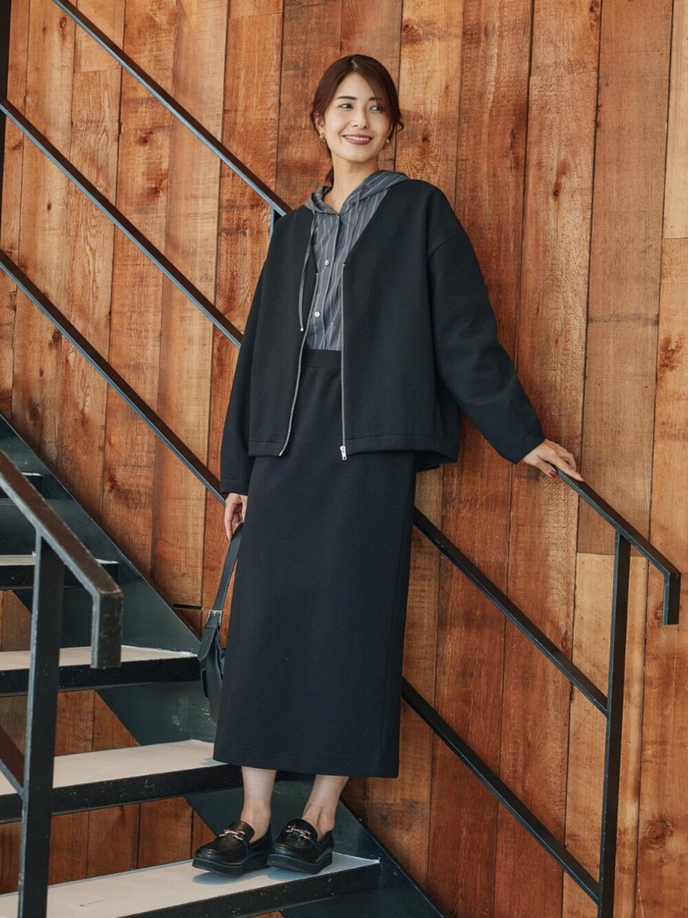 グレー系のシャツ/ブラウスを着用したレディースの秋コーディネートの2枚目の写真