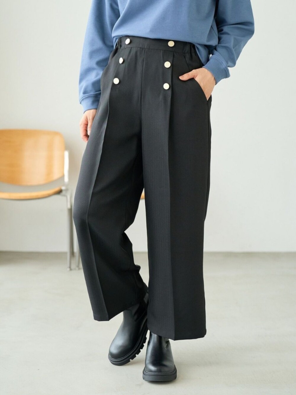 ブラック系のその他パンツを着用したレディースの秋コーディネートの2枚目の写真