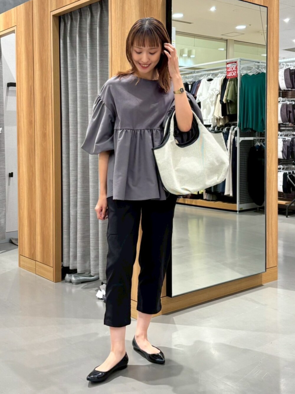 ブラック系のその他パンツを着用したレディースの秋コーディネートの2枚目の写真