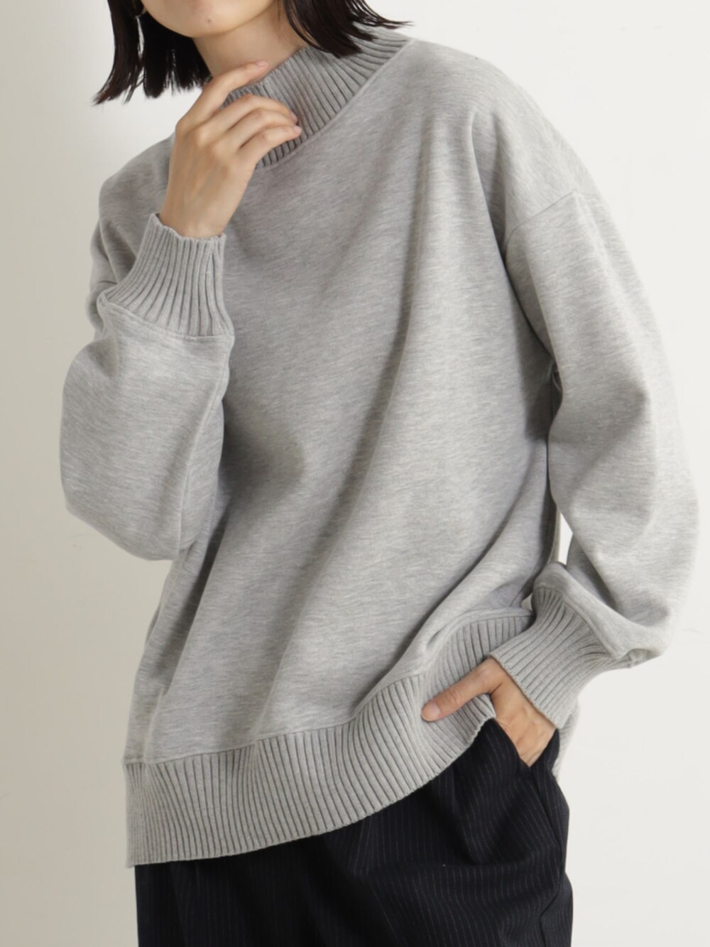 ブラック系のその他パンツ、グレー系のTシャツ/カットソーを着用したレディースの冬コーディネートの2枚目の写真