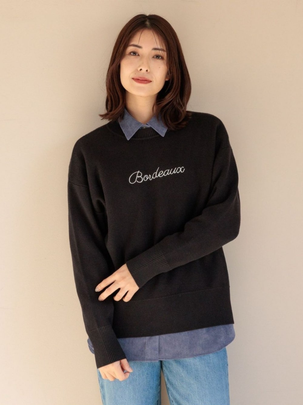 ブラック系のニット/セーターを着用したレディースの冬コーディネートの2枚目の写真