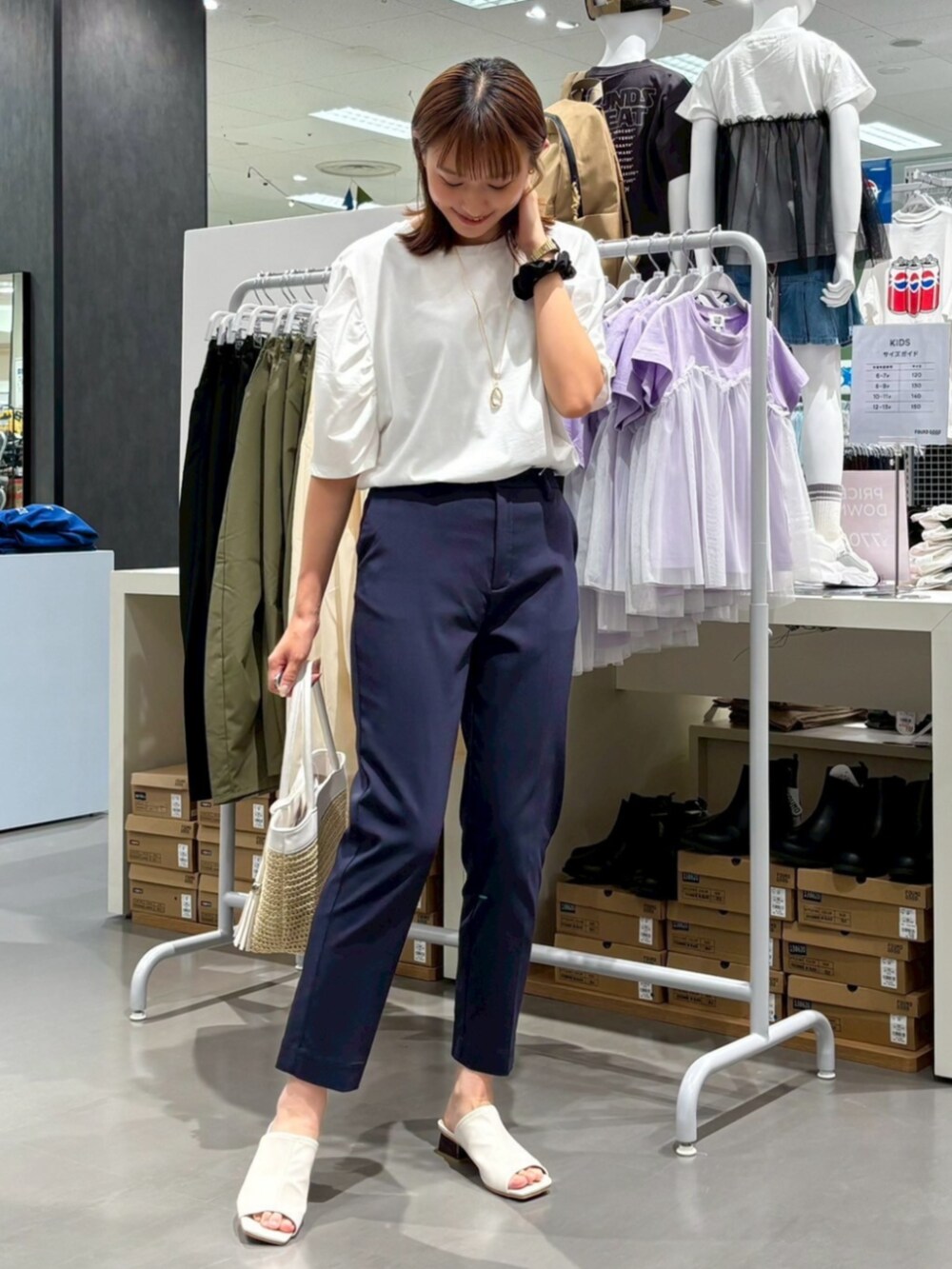 ブルー系のその他パンツを着用したレディースの夏コーディネートの2枚目の写真