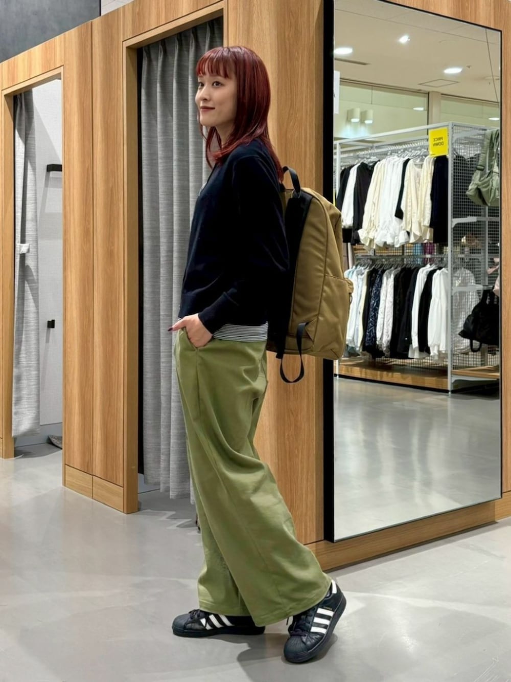 ブラック系のカーディガン/ボレロを着用したレディースの冬コーディネートの2枚目の写真