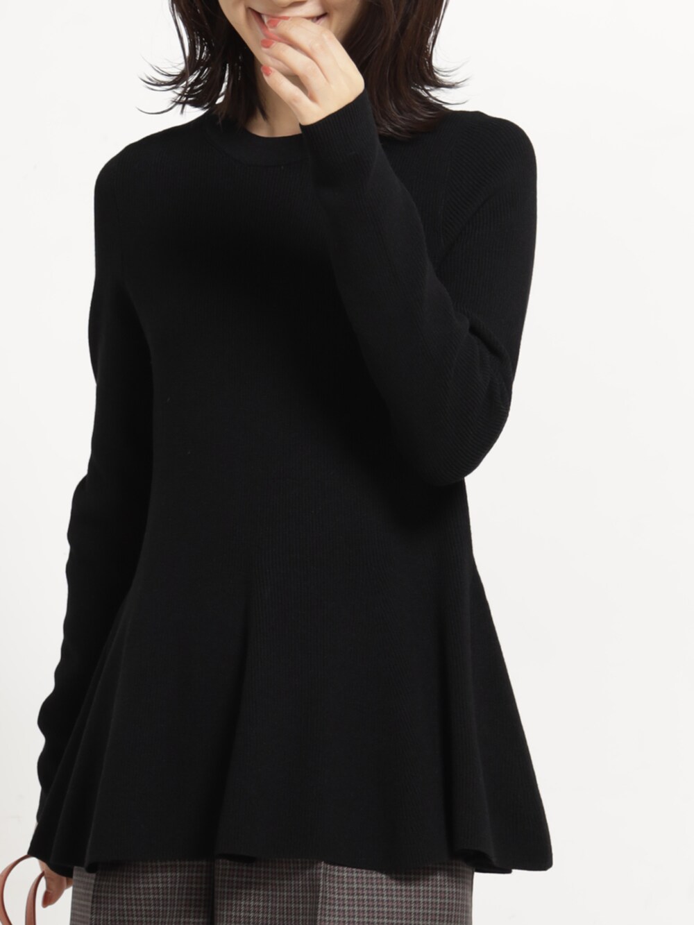 ブラウン系のその他パンツ、ブラック系のニット/セーター、ピンク系のショルダーバッグを着用したレディースの秋コーディネートの4枚目の写真