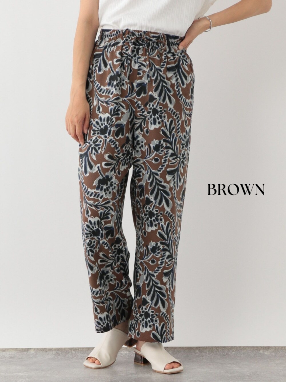 イエロー系のその他パンツを着用したレディースの夏コーディネートの3枚目の写真