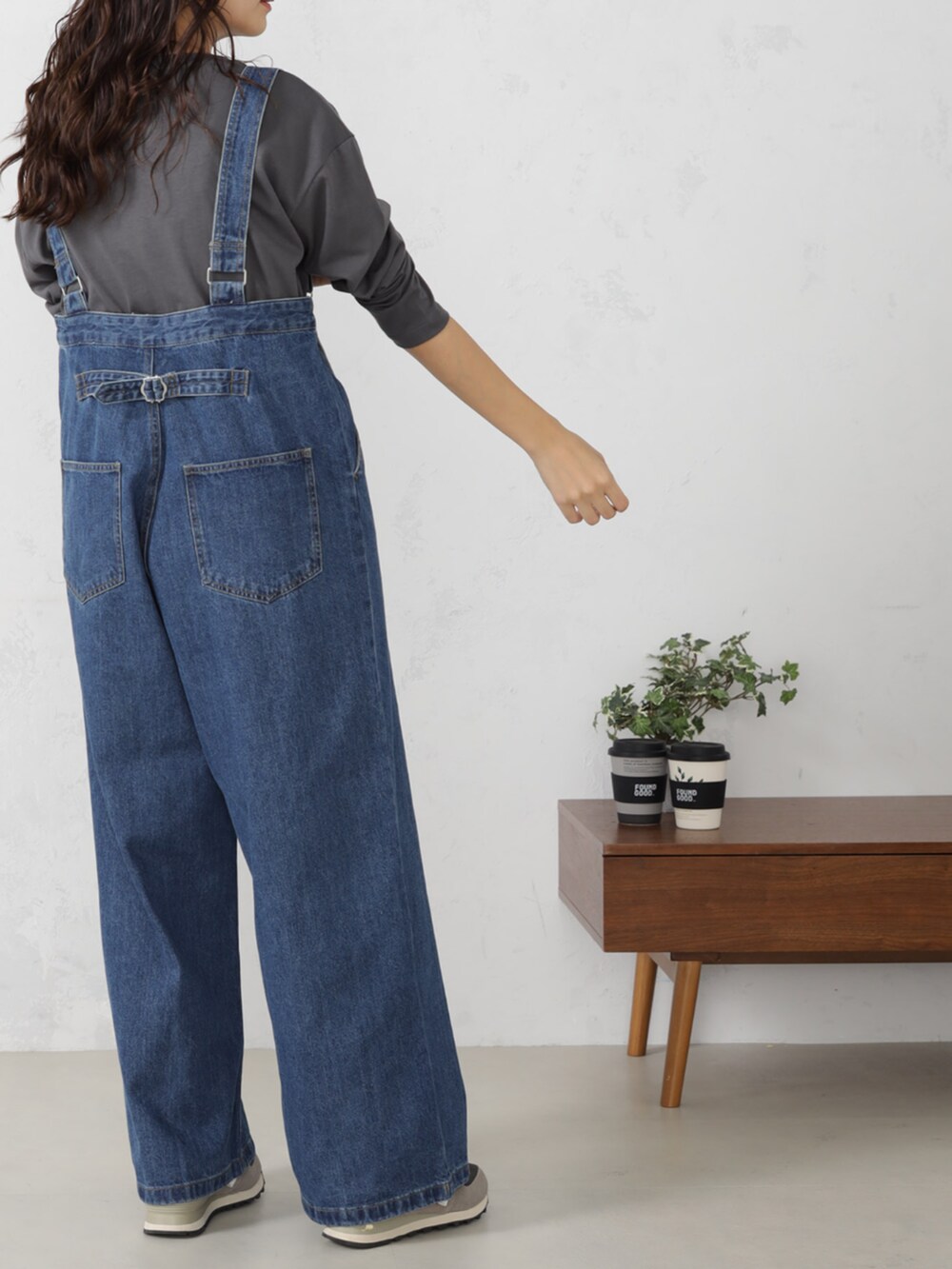 ブルー系のサロペット/オーバーオール、グレー系のニットキャップ/ビーニーを着用したレディースの秋コーディネートの3枚目の写真