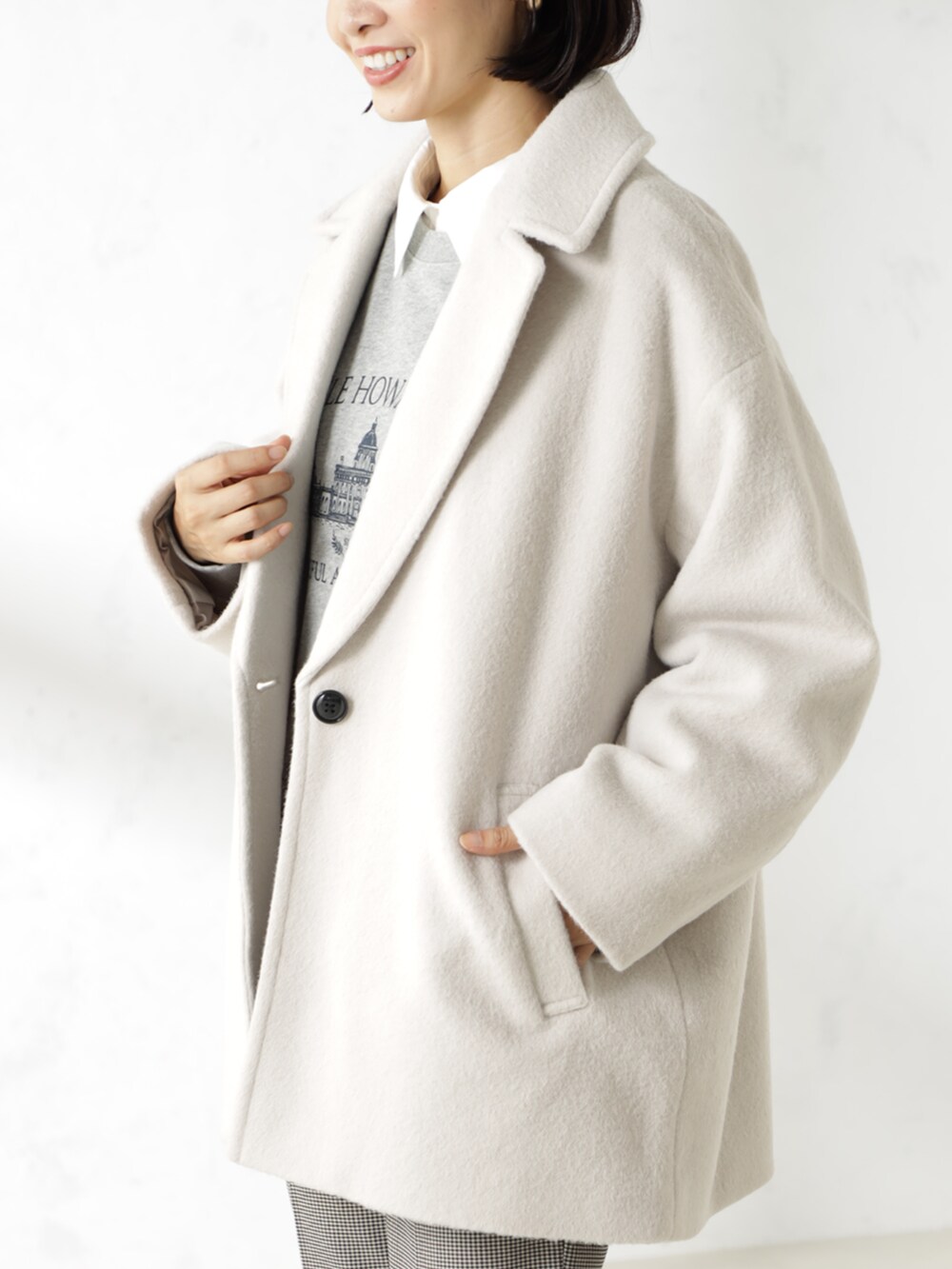 グレー系のパンプス、グレー系のスウェット、グレー系のその他パンツを着用したレディースの冬コーディネートの3枚目の写真