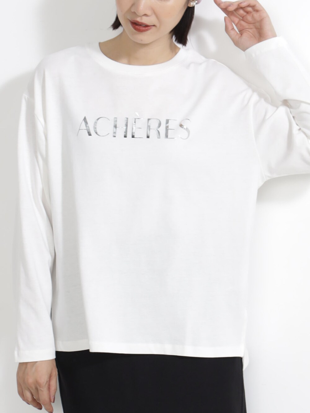 ブラック系のブーツ、ブラック系のスカート、ベージュ系のTシャツ/カットソーを着用したレディースの秋コーディネートの2枚目の写真