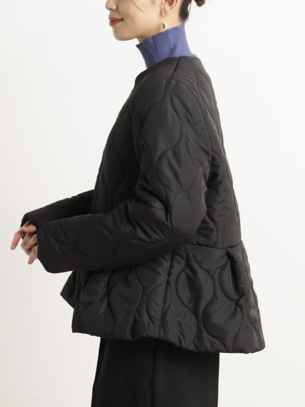 ブラック系のその他パンツ、ブルー系のショルダーバッグ、ブラック系のブルゾンを着用したレディースの冬コーディネートの4枚目の写真