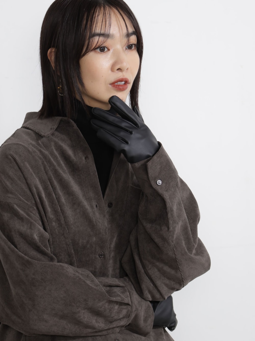 ブラウン系のシャツ/ブラウス、グレー系の手袋を着用したレディースの秋コーディネートの2枚目の写真