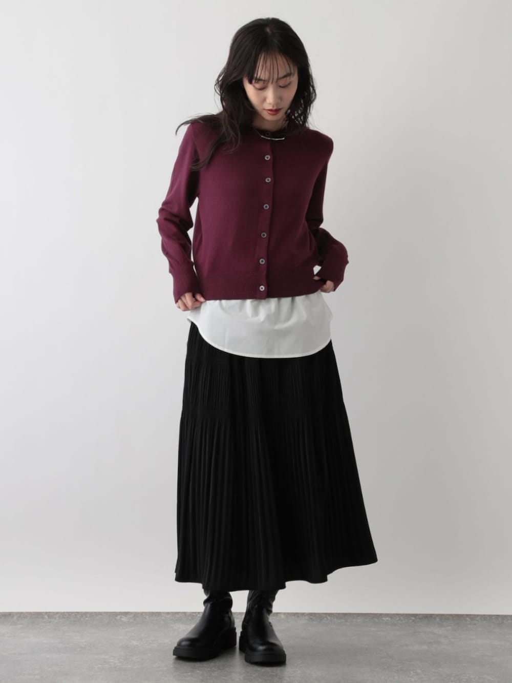 レッド系のカーディガン/ボレロを着用したレディースの秋コーディネートの2枚目の写真