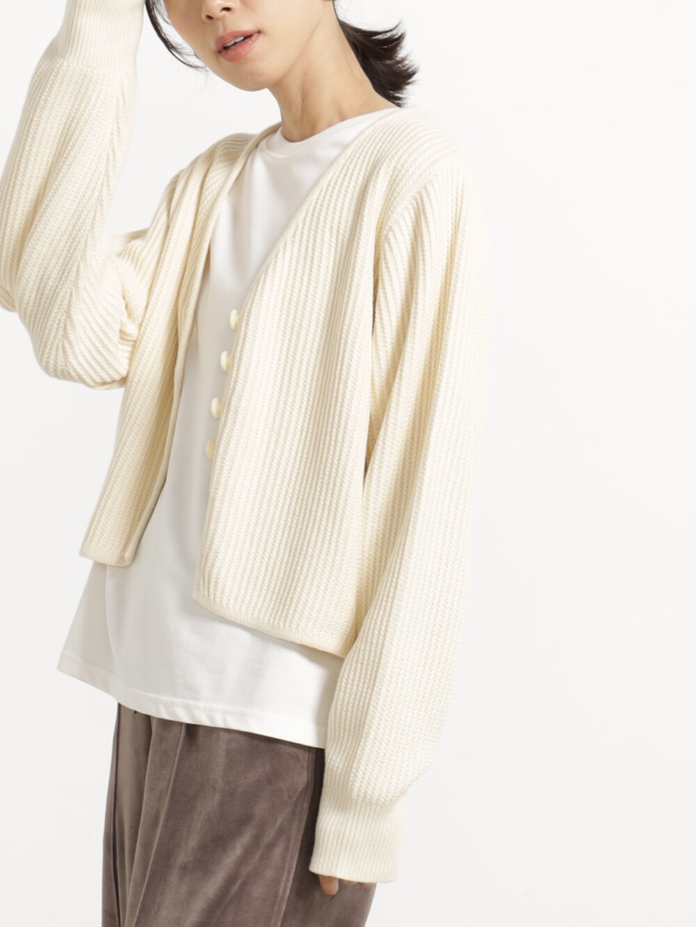 ブラウン系のその他パンツ、ベージュ系のカーディガン/ボレロを着用したレディースの秋コーディネートの2枚目の写真