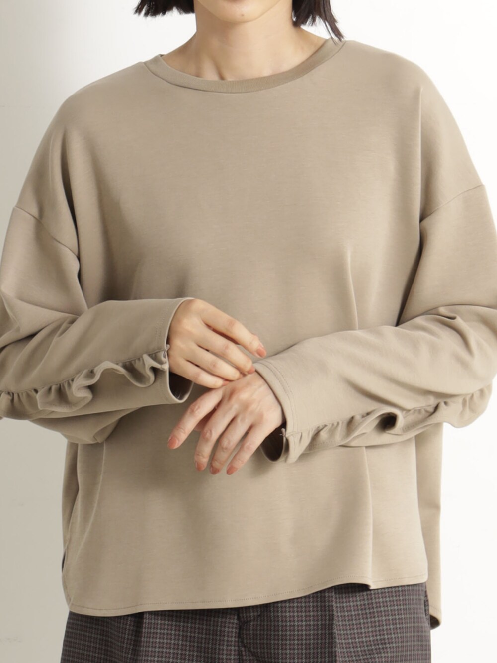 ブラウン系のその他パンツ、ベージュ系のTシャツ/カットソー、ブラウン系のブーツを着用したレディースの冬コーディネートの2枚目の写真