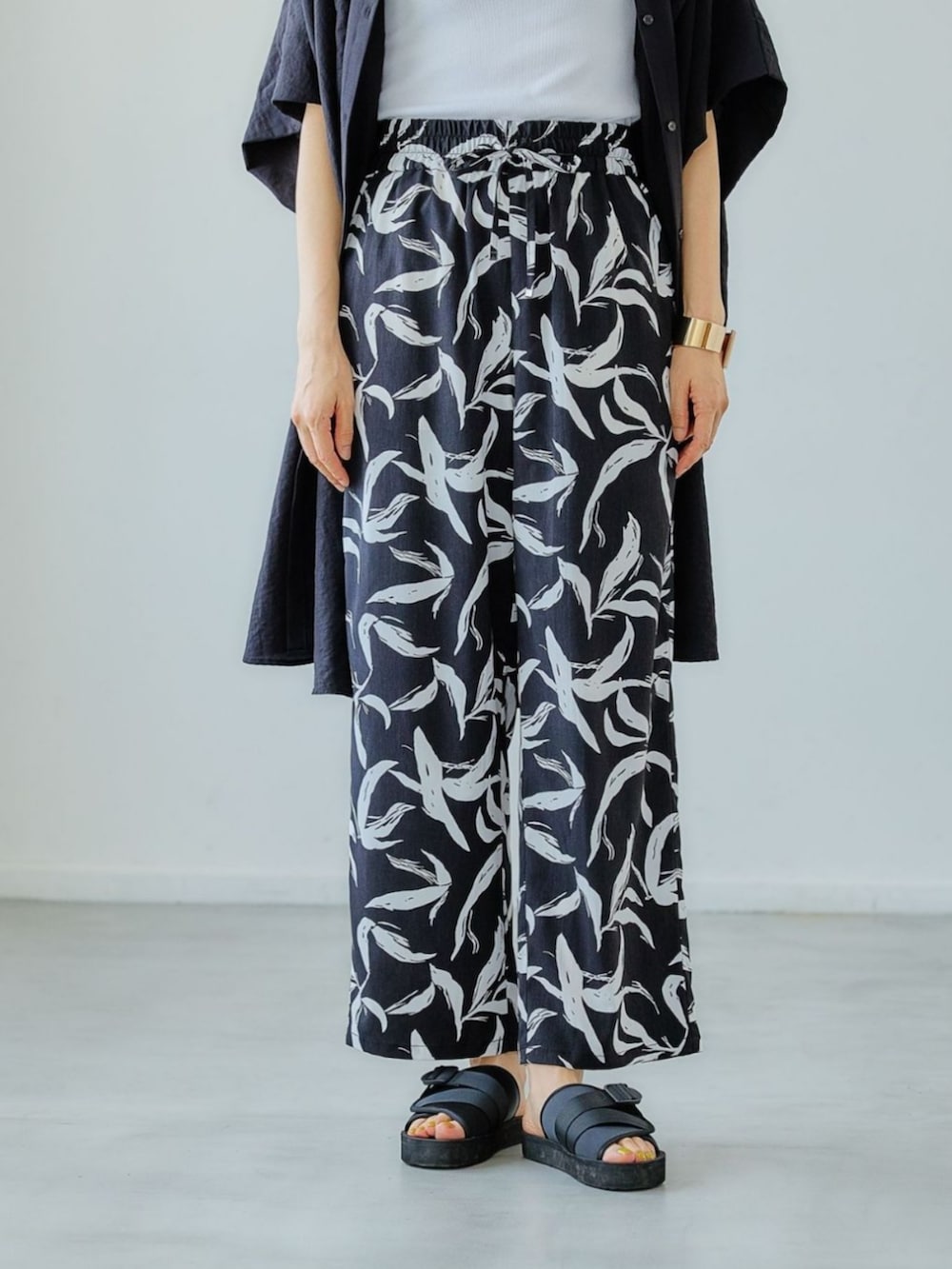 ブラック系のその他パンツを着用したレディースの冬コーディネートの2枚目の写真