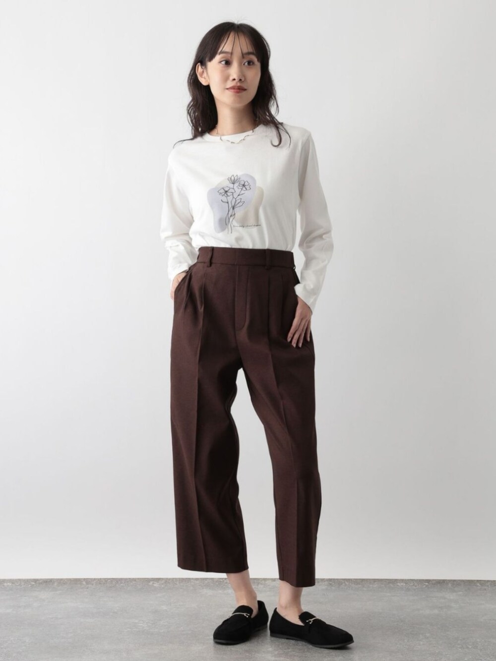 ホワイト系のTシャツ/カットソーを着用したレディースの秋コーディネートの2枚目の写真