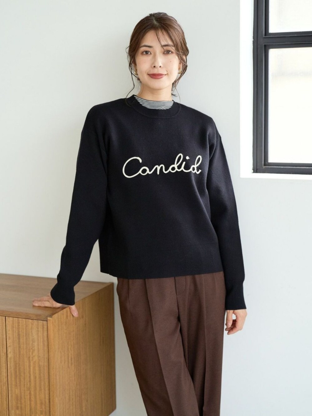 ブラック系のニット/セーターを着用したレディースの秋コーディネートの2枚目の写真