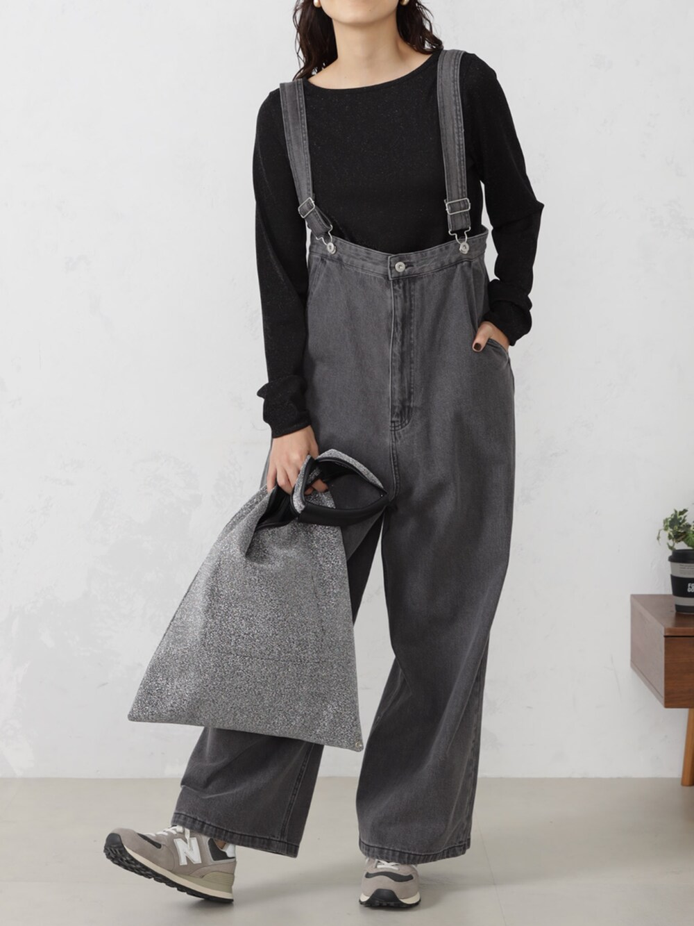 グレー系のサロペット/オーバーオール、ブラウン系のハットを着用したレディースの秋コーディネートの2枚目の写真