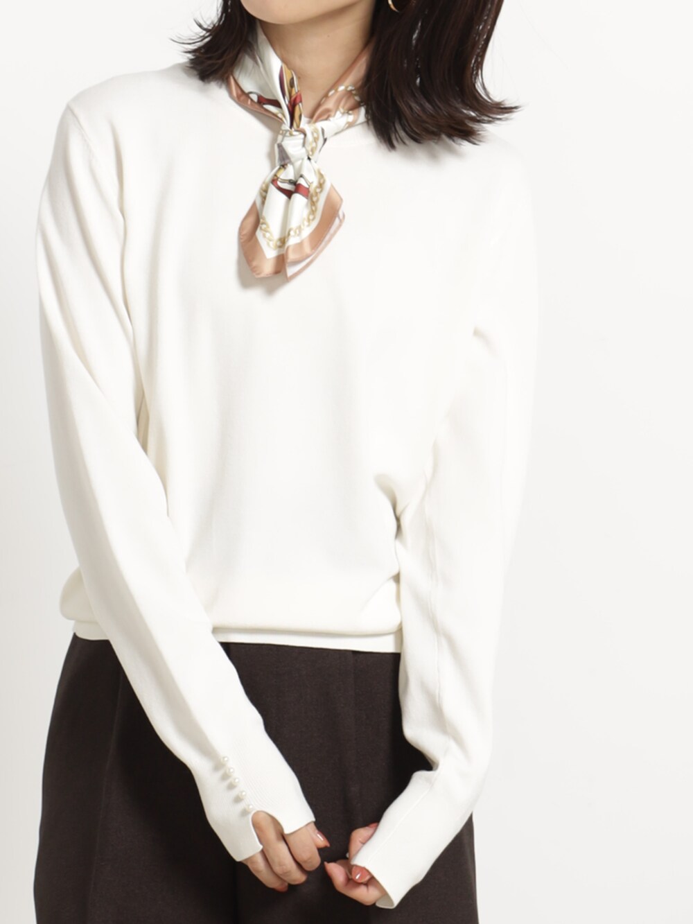 ブラウン系のその他パンツ、ホワイト系のニット/セーター、ブラック系のボストンバッグを着用したレディースの秋コーディネートの3枚目の写真