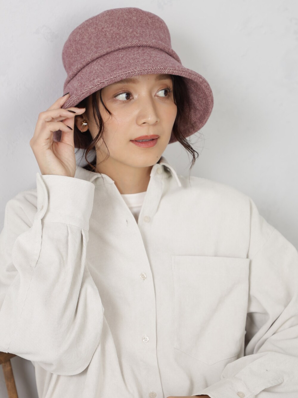 ベージュ系のシャツ/ブラウス、ブラウン系のその他パンツ、レッド系のハットを着用したレディースの秋コーディネートの2枚目の写真