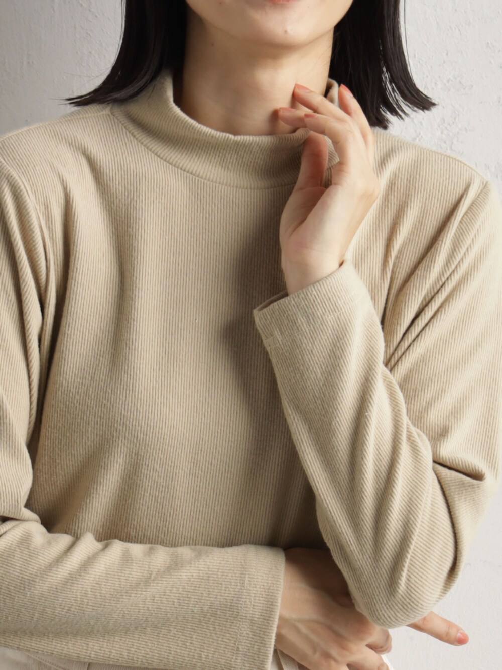 ホワイト系のデニムパンツ、ベージュ系のハンドバッグ、ベージュ系のTシャツ/カットソーを着用したレディースの冬コーディネートの3枚目の写真