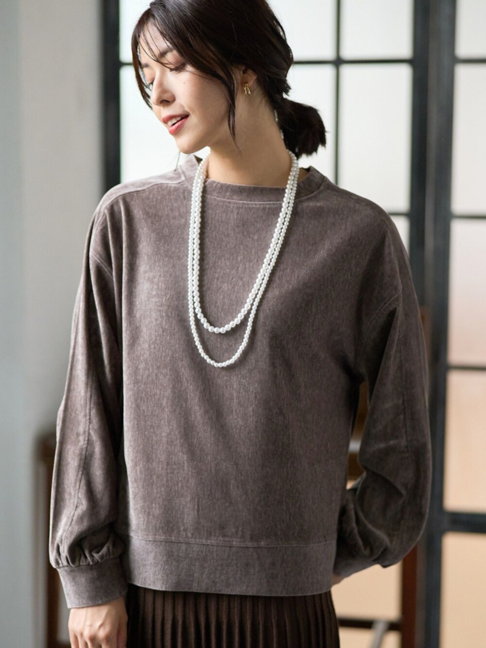 グレー系のTシャツ/カットソーを着用したレディースの冬コーディネートの2枚目の写真