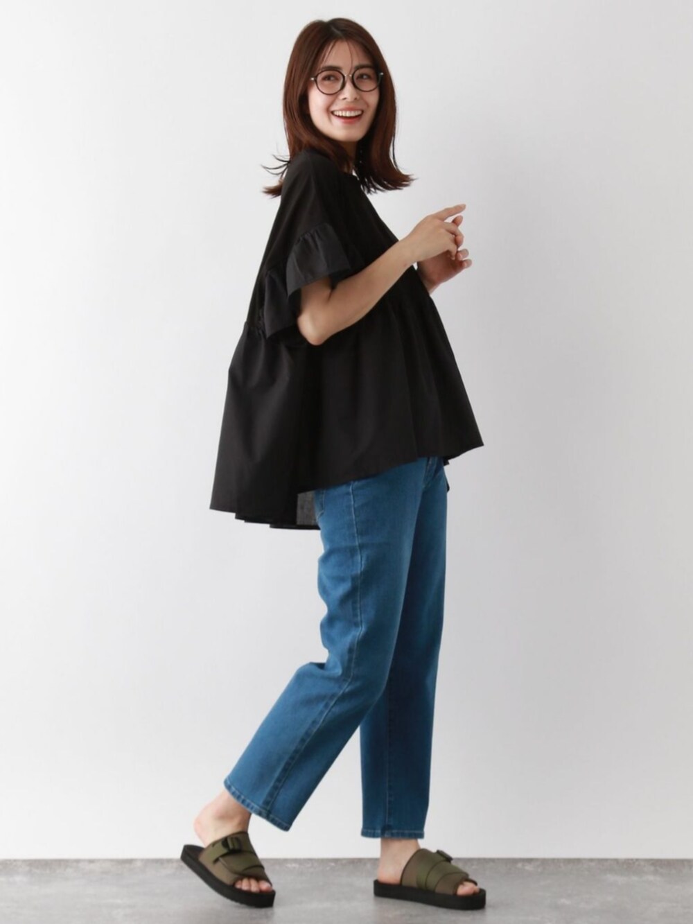 ブラック系のTシャツ/カットソーを着用したレディースの春コーディネートの2枚目の写真