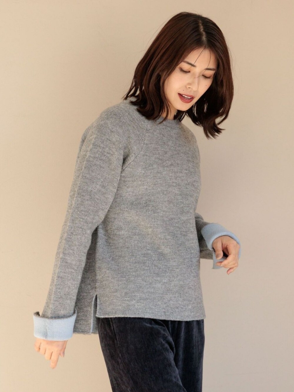 グレー系のニット/セーターを着用したレディースの冬コーディネートの2枚目の写真