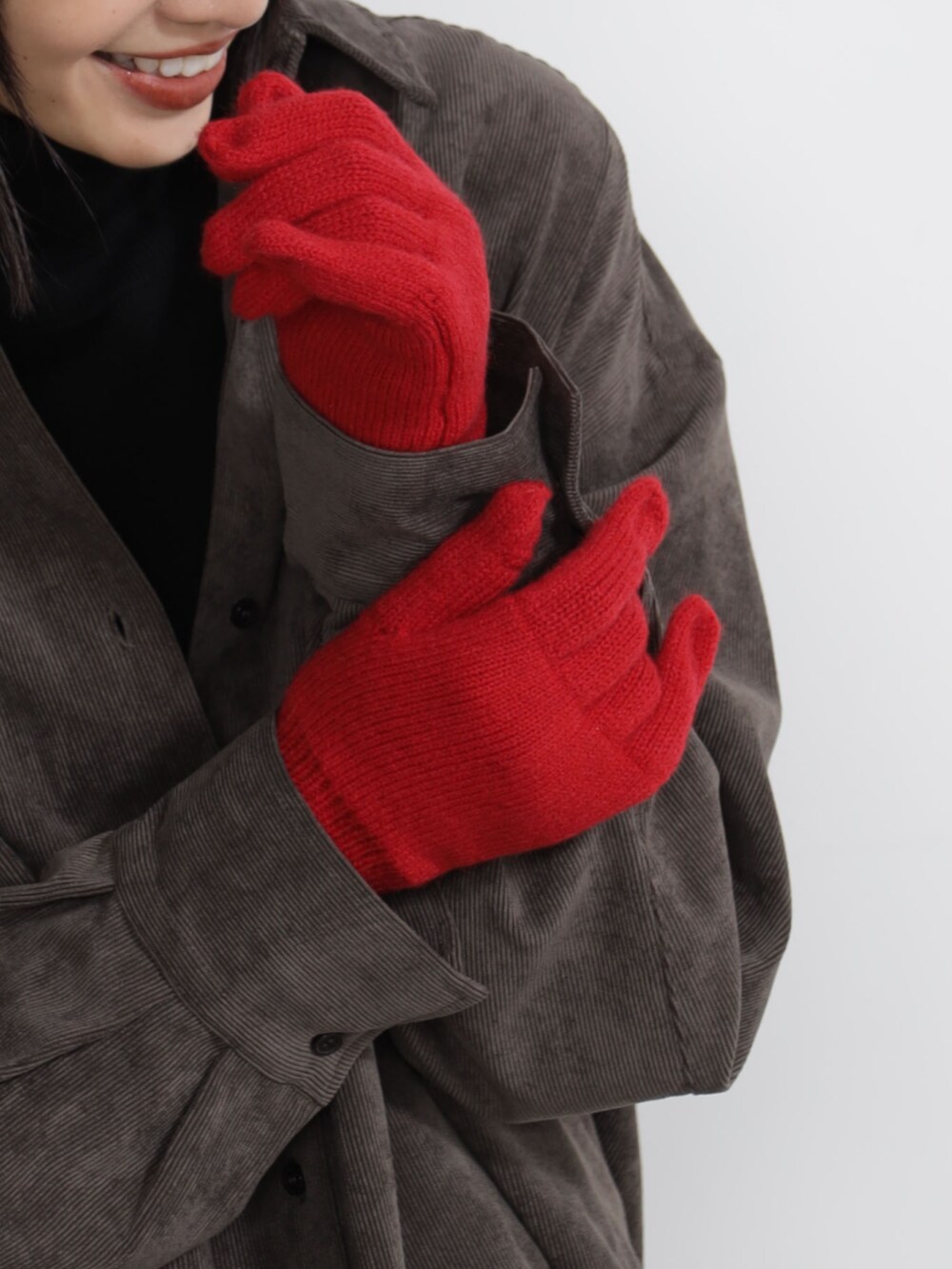 ブラウン系のシャツ/ブラウス、レッド系の手袋を着用したレディースの冬コーディネートの3枚目の写真