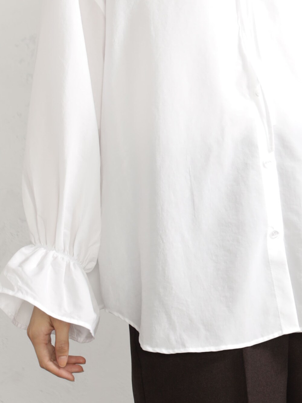 ホワイト系のシャツ/ブラウス、ブラウン系のその他パンツ、ブラック系のブーツを着用したレディースの秋コーディネートの3枚目の写真