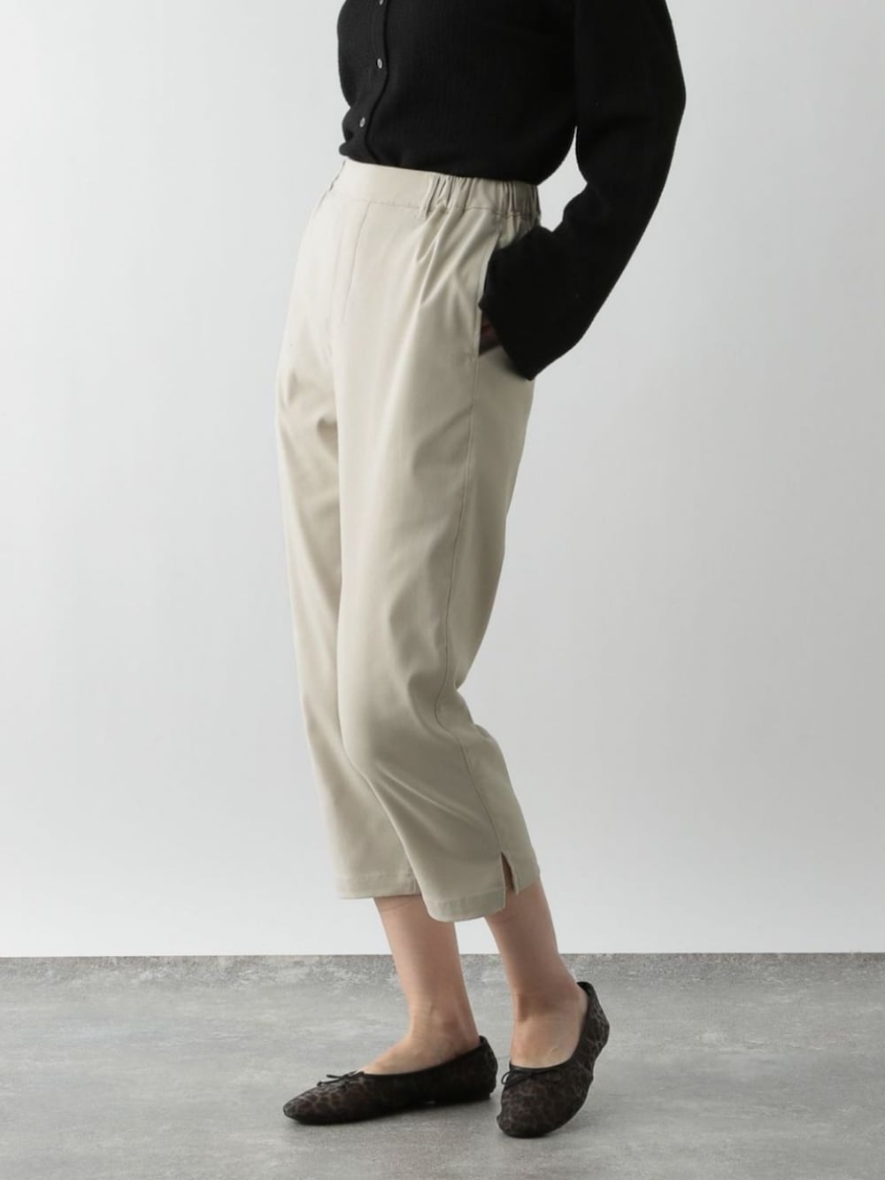 ベージュ系のその他パンツを着用したレディースの秋コーディネートの2枚目の写真