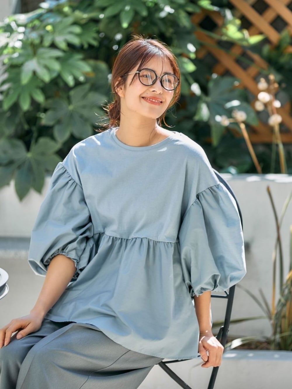 ブルー系のTシャツ/カットソーを着用したレディースの春コーディネートの2枚目の写真