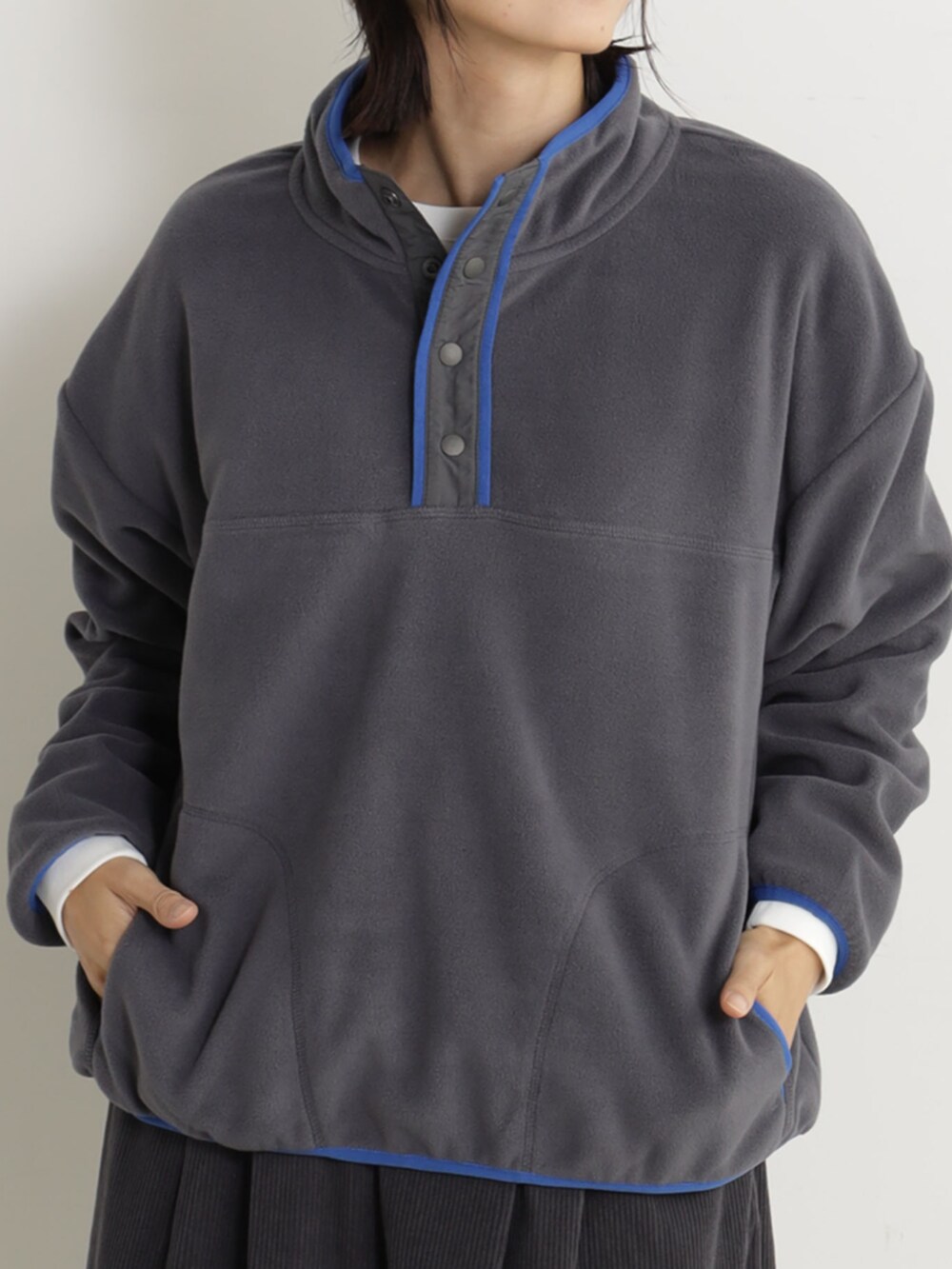 グレー系のTシャツ/カットソー、グレー系のその他パンツを着用したレディースの冬コーディネートの2枚目の写真