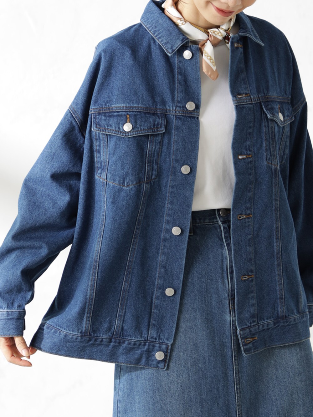 ブルー系のスカート、ベージュ系のブーツ、ブルー系のデニムジャケットを着用したレディースの秋コーディネートの2枚目の写真