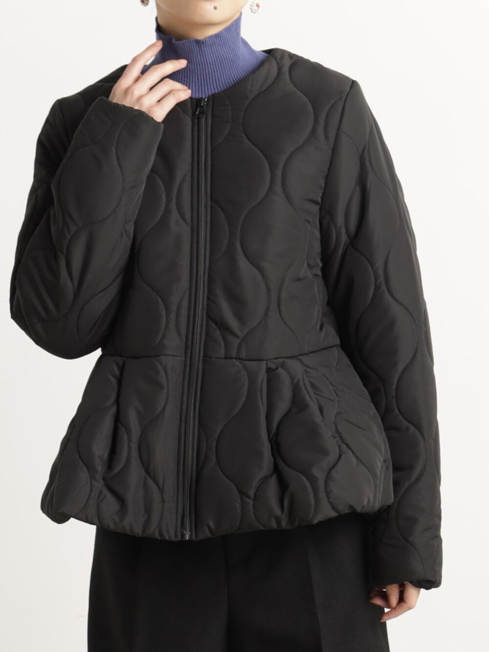 ブラック系のその他パンツ、ブルー系のショルダーバッグ、ブラック系のブルゾンを着用したレディースの冬コーディネートの3枚目の写真