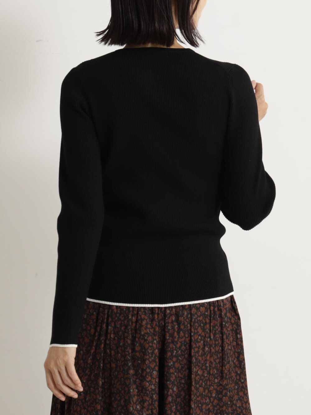 ブラウン系のその他パンツ、ブラック系のカーディガン/ボレロを着用したレディースの冬コーディネートの3枚目の写真