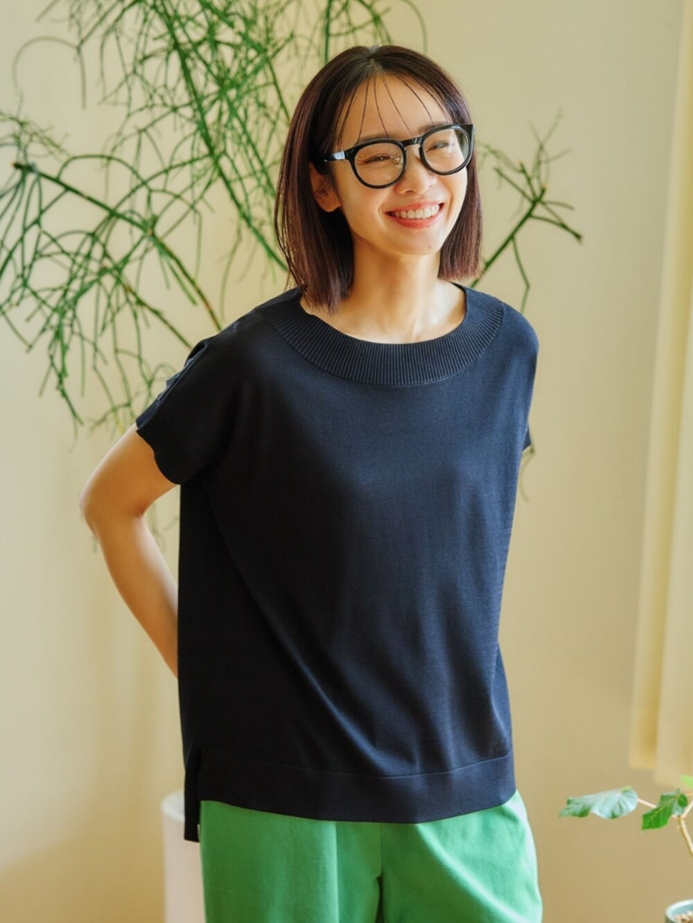 ブラック系のニット/セーターを着用したレディースの夏コーディネートの2枚目の写真