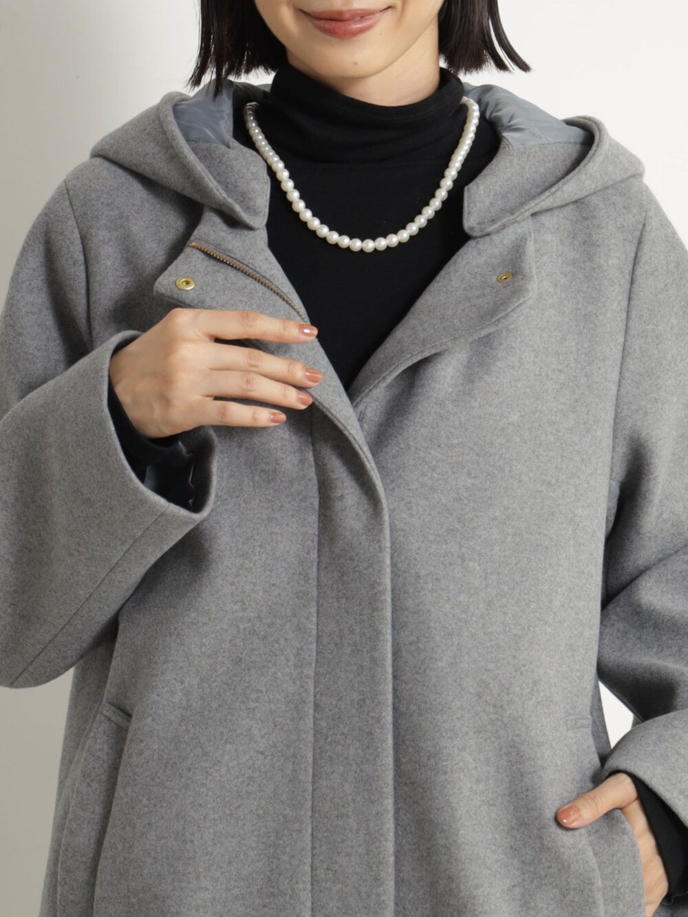 グレー系のその他アウター、ブラック系のその他パンツを着用したレディースの冬コーディネートの3枚目の写真