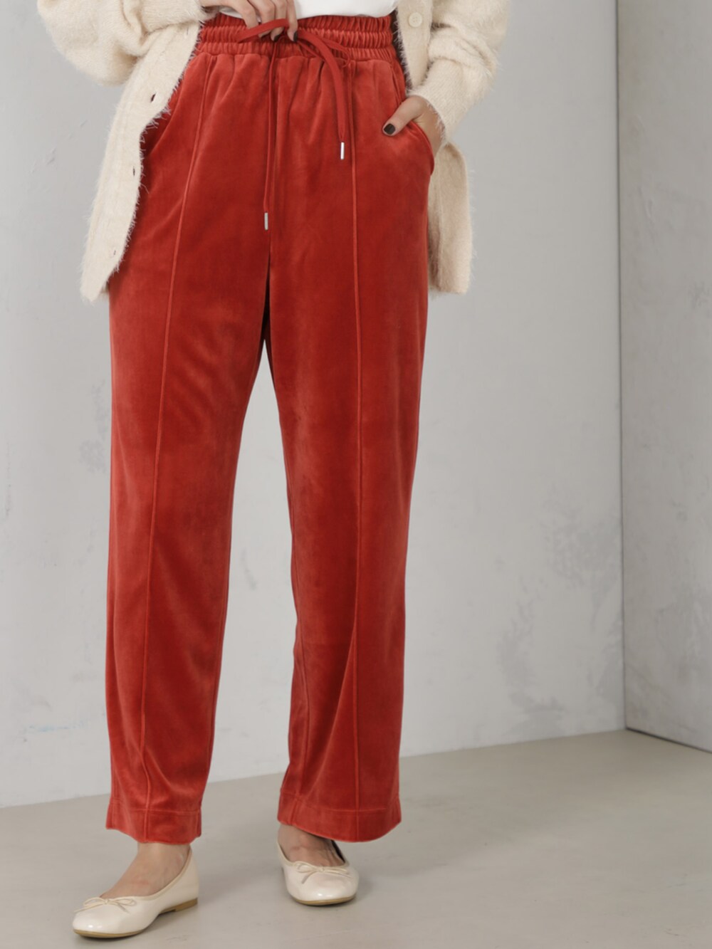 ベージュ系のカーディガン/ボレロ、オレンジ系のその他パンツを着用したレディースの秋コーディネートの3枚目の写真