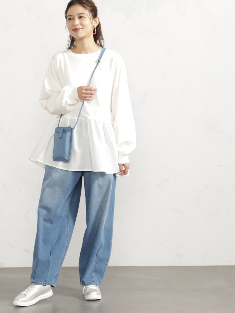 ホワイト系のTシャツ/カットソーを着用したレディースの秋コーディネートの2枚目の写真