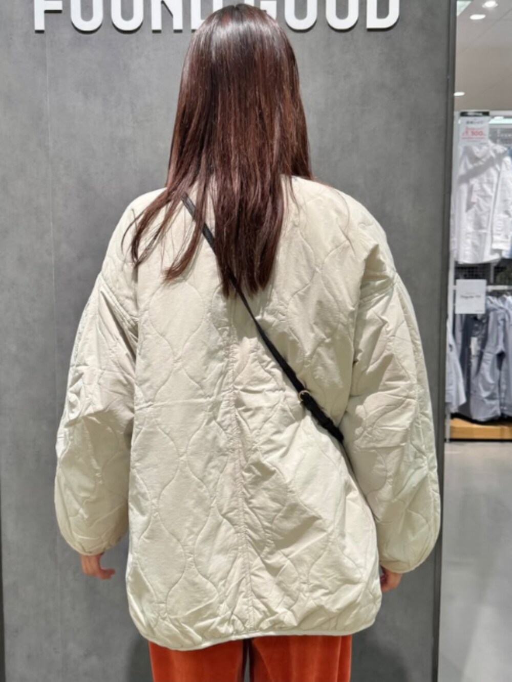 オレンジ系のその他パンツ、ブラック系のショルダーバッグ、ベージュ系のブルゾンを着用したレディースの冬コーディネートの3枚目の写真