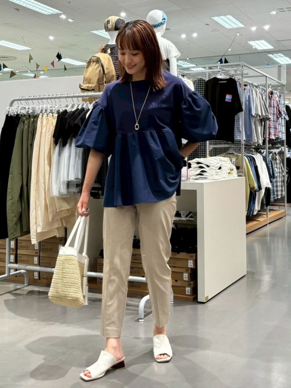 ブルー系のTシャツ/カットソーを着用したレディースの夏コーディネートの4枚目の写真