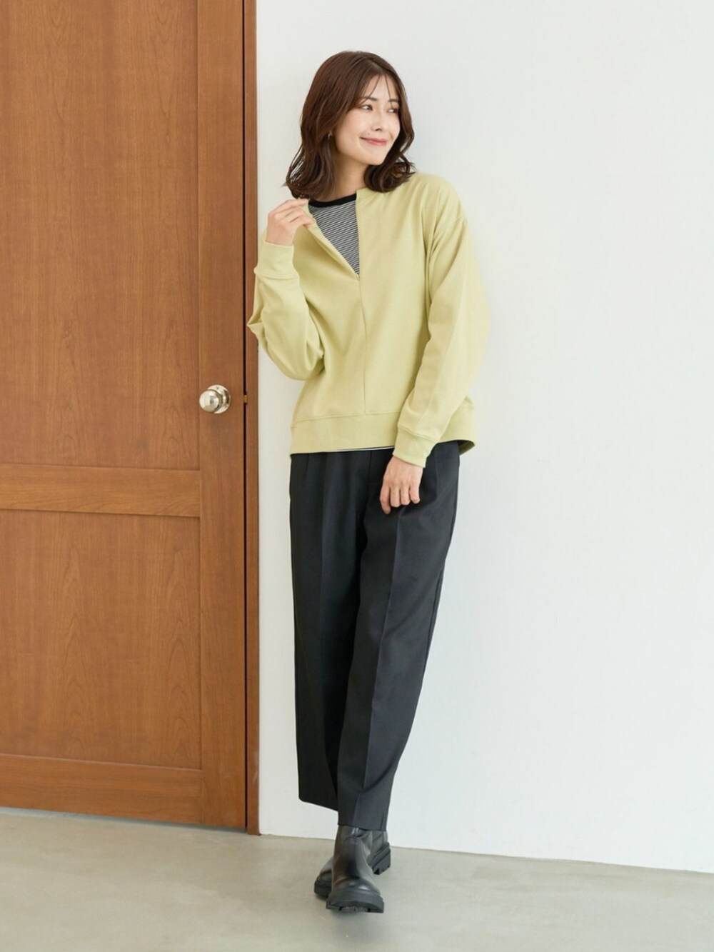 ベージュ系のスウェットを着用したレディースの秋コーディネートの2枚目の写真