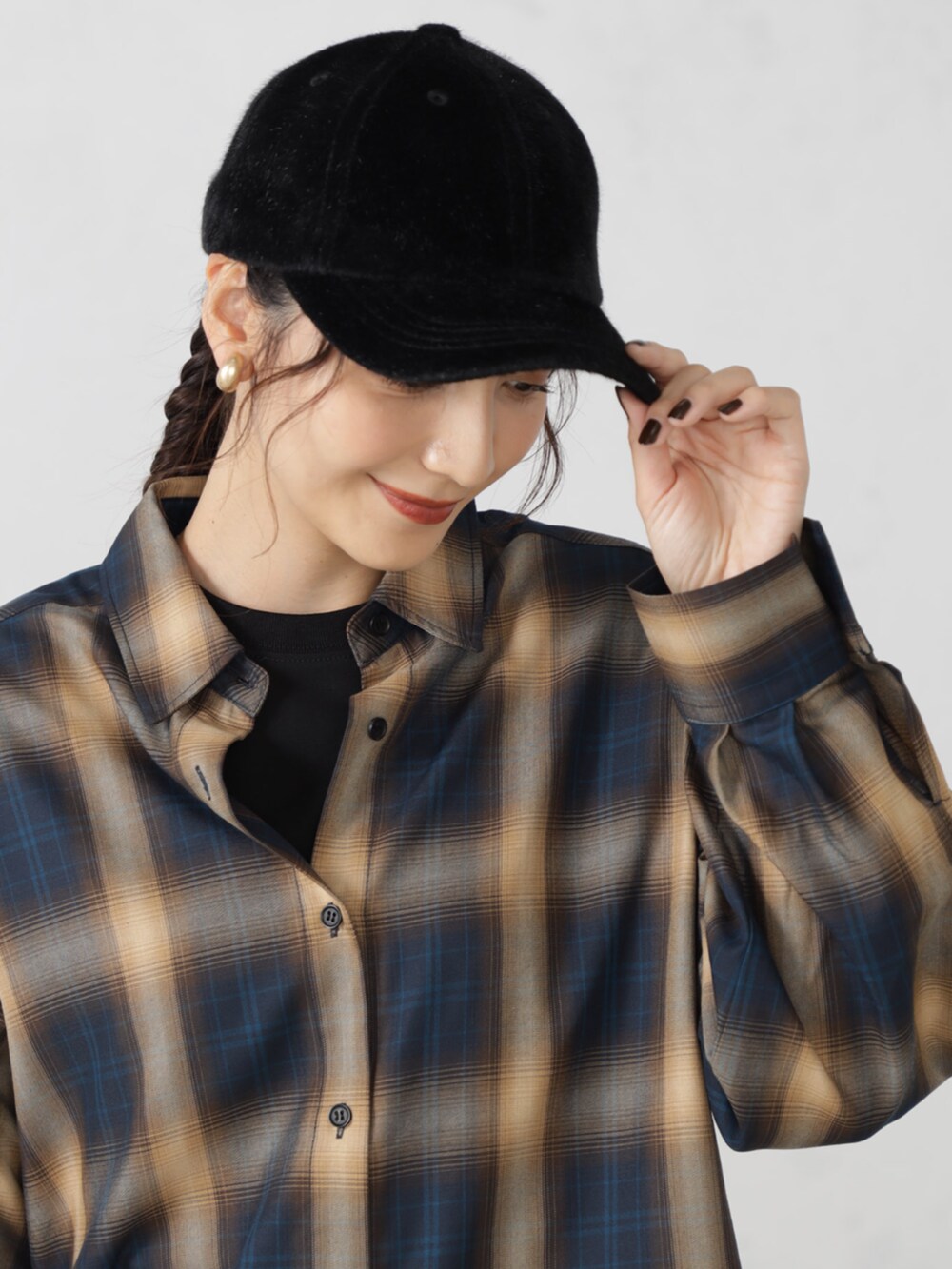 ブラウン系のシャツ/ブラウスを着用したレディースの秋コーディネートの2枚目の写真