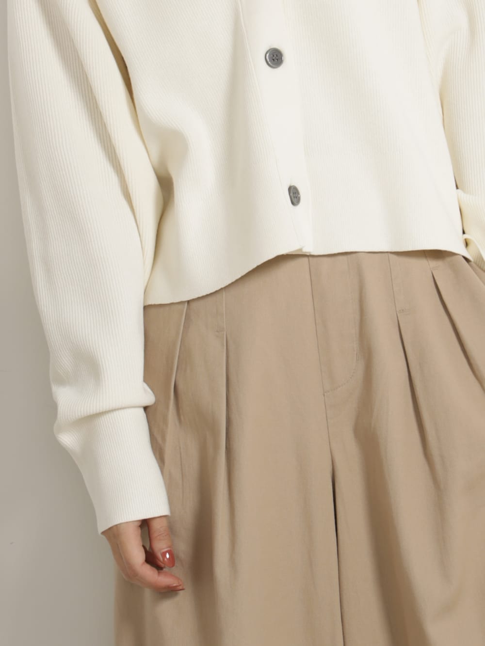 ベージュ系のチノパンツ、ホワイト系のカーディガン/ボレロを着用したレディースの秋コーディネートの3枚目の写真